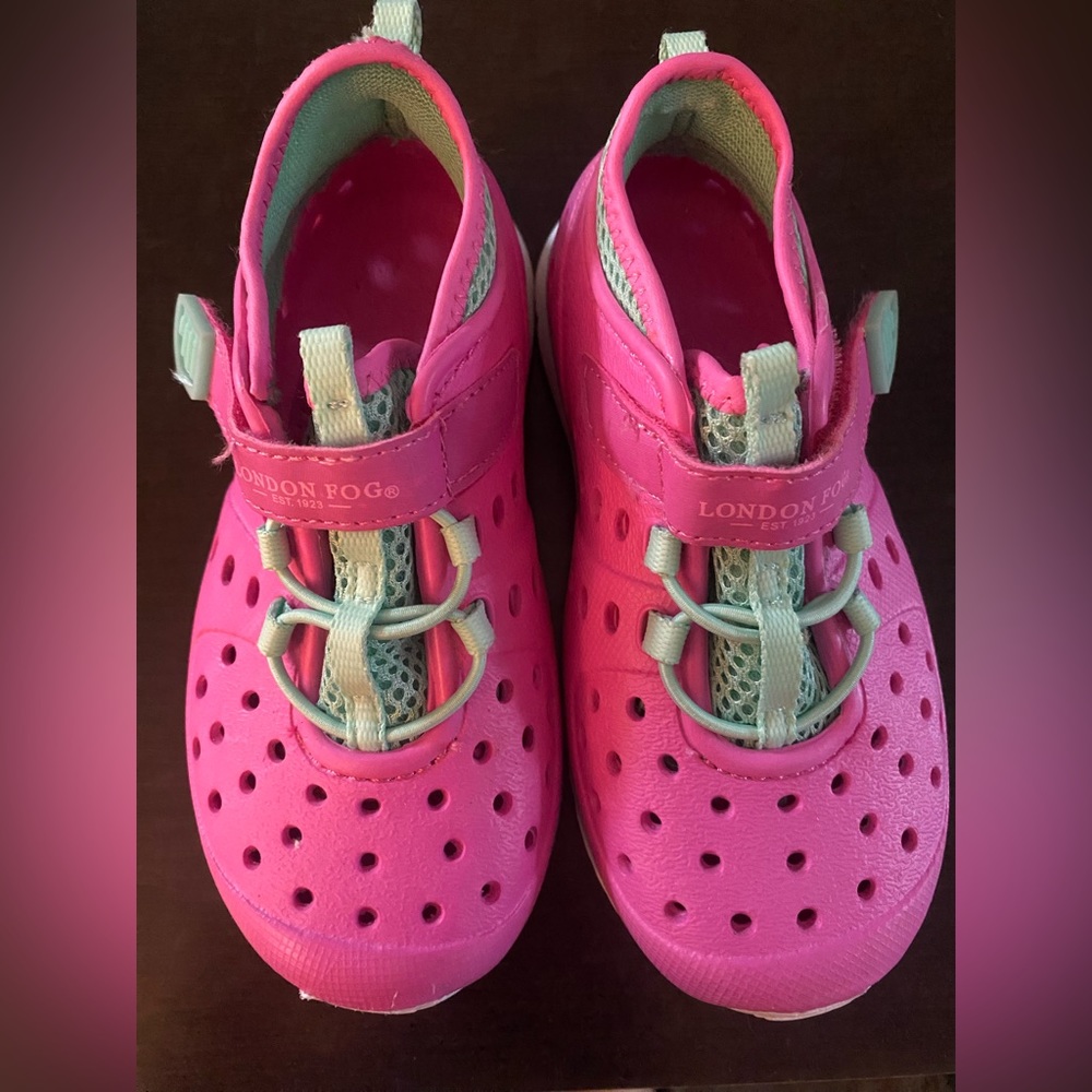 London Fog water sneakers